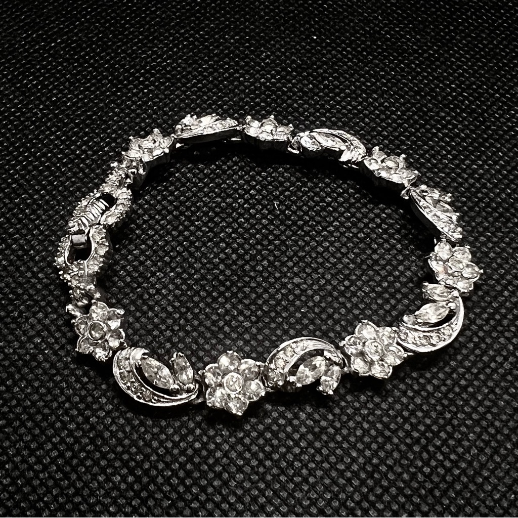 Pennino Floral Link Icy Rhinestones Bracelet Signed 7”, Silver Tone Vintage